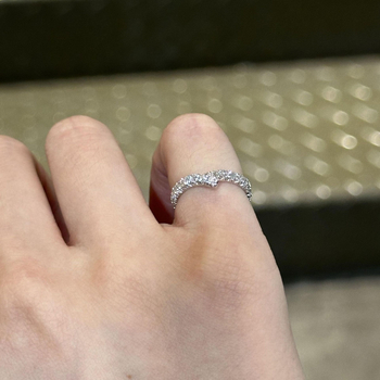 Prsten: V-oblik s punim redom dijamanata, 925 srebro, geometrijski dizajn