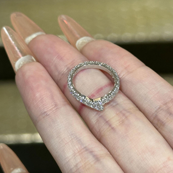 Prsten: V-oblik s punim redom dijamanata, 925 srebro, geometrijski dizajn