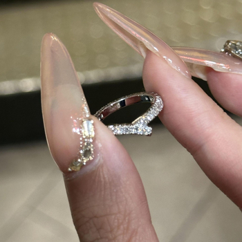 Prsten: V-oblik s punim redom dijamanata, 925 srebro, geometrijski dizajn