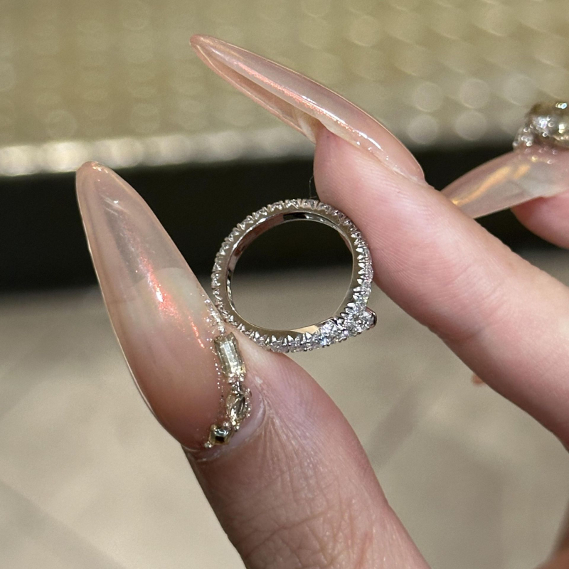 Prsten: V-oblik s punim redom dijamanata, 925 srebro, geometrijski dizajn