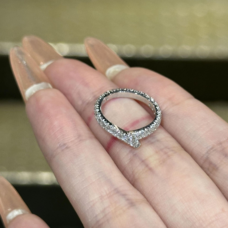 Prsten: V-oblik s punim redom dijamanata, 925 srebro, geometrijski dizajn