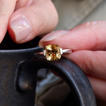 Prsten s geometrijskim kristalom, elektroplatiran metalnim premazom, lagani luksuzni stil, za žene