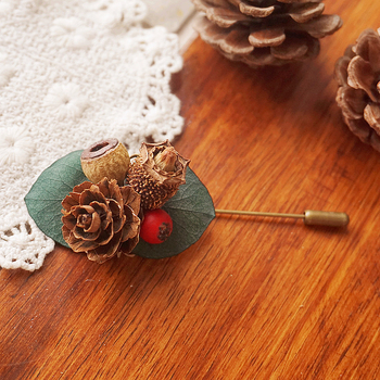 Ξύλινη καρφίτσα με μοτίβο κώνου πεύκου και λουλουδένιο σχέδιο – αγροτικό γυναικείο αξεσουάρ