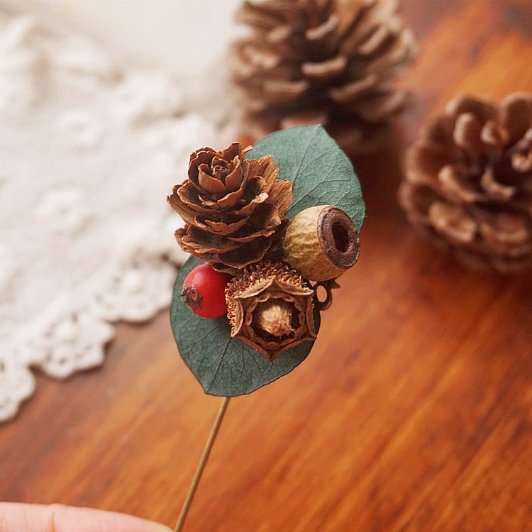 Ξύλινη καρφίτσα με μοτίβο κώνου πεύκου και λουλουδένιο σχέδιο – αγροτικό γυναικείο αξεσουάρ