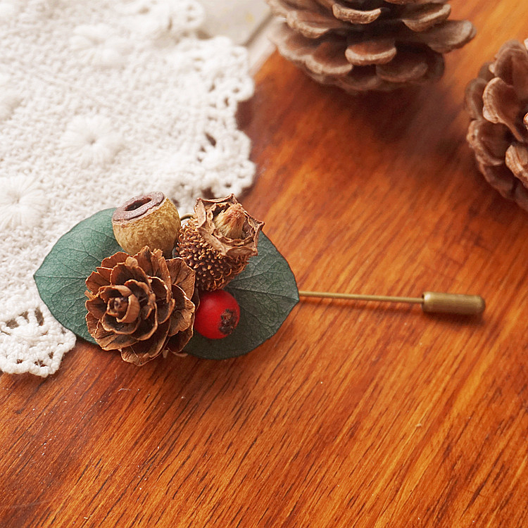 Ξύλινη καρφίτσα με μοτίβο κώνου πεύκου και λουλουδένιο σχέδιο – αγροτικό γυναικείο αξεσουάρ