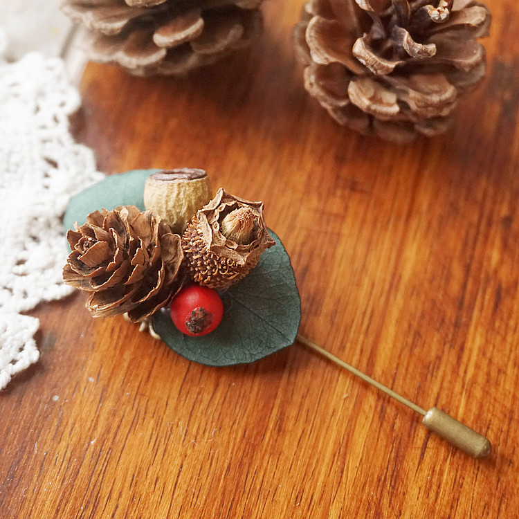 Ξύλινη καρφίτσα με μοτίβο κώνου πεύκου και λουλουδένιο σχέδιο – αγροτικό γυναικείο αξεσουάρ