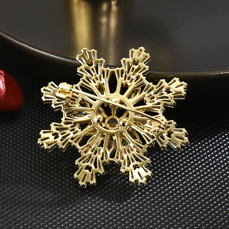 Hópehely formájú virág brooch mikroinlaid cirkóniákkal, fém, női retro stílus, dekoratív kitűző