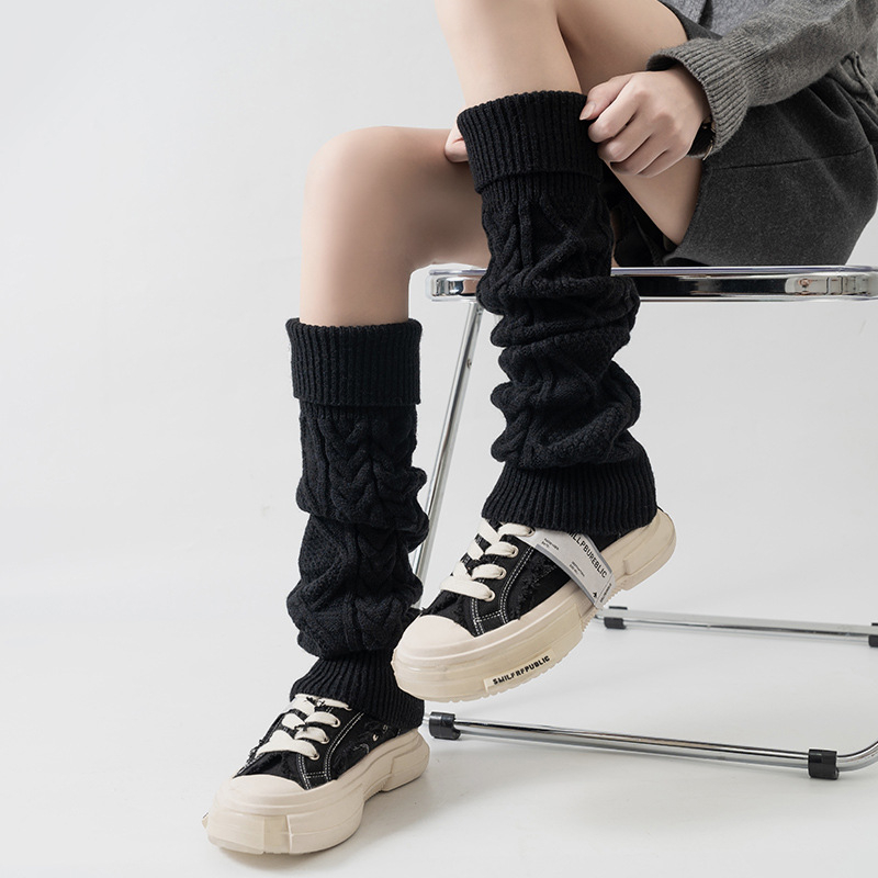 Rombveida adīti kāju sildītāji rudens-ziemai – garās potīšu zeķes ar rombu rakstu, saglabā siltumu, poliestera šķiedra, moderns pilsētas stils