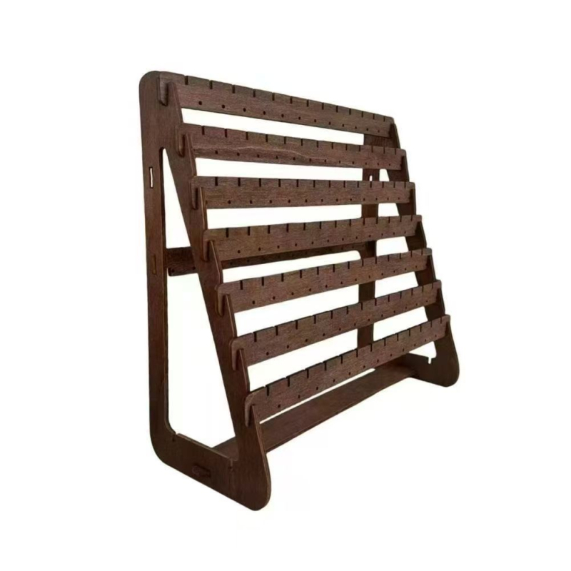 Drevený stojan na šperky pre stolné zobrazenie, moderný minimalistický štýl, sedem úrovní.
