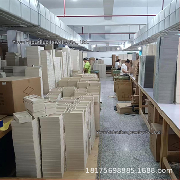 Koka juvelierizstrādājumu kastīte ar putekļu aizsardzību un oksidācijas aizsardzību, galda uzstādīšana, vienkāršs un mūsdienīgs stils, ar vienu slāni