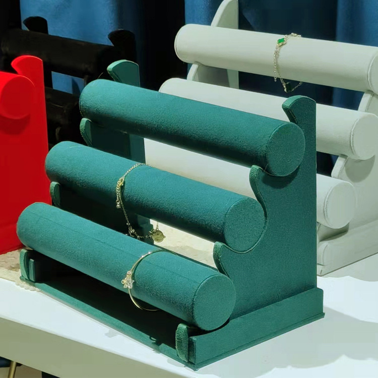 Juvelierizstāvis no flaneles materiāla, kvadrātiska forma, mākslinieciskais stils (Zīmols: Mrs. Wang)