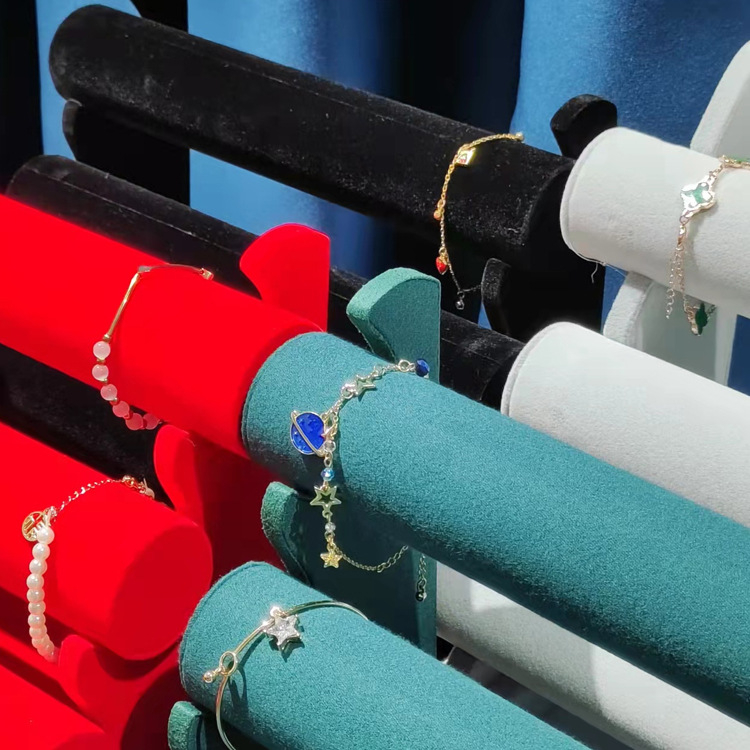 Juvelierizstāvis no flaneles materiāla, kvadrātiska forma, mākslinieciskais stils (Zīmols: Mrs. Wang)