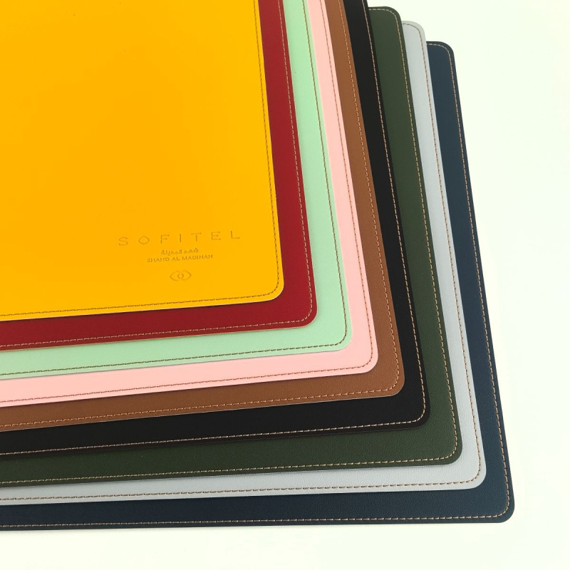 Kožená dvojstranná podložka pod klávesnicu a myš s OEM prispôsobením, prešívaním okrajov a nahrávaním vzoru