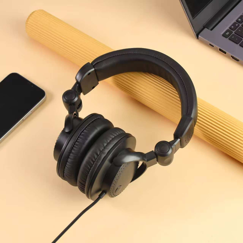 960B uzraudzības austiņas ar iebūvētu skaņas karti profesionālai ierakstīšanai, vadu, 50 mm skaļruņi, 20–20 kHz frekvenču diapazons, 32 Ω pretestība, 2,7 m kabelis