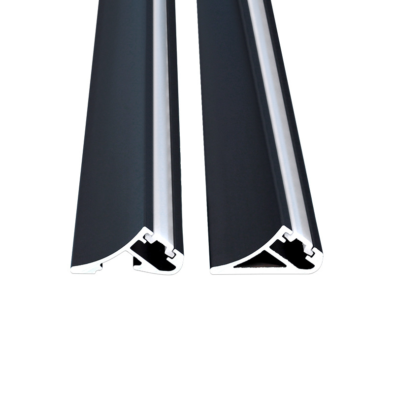 LED spintos šviestų kanalas, paviršinė montavimas, 45° įstrižas šviesos ruožas, silikono įdėklas, aliuminio korpusas, modelis 2310-45V