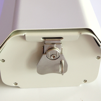 Ārējā monitorēšanas korpuss no alumīnija sakausējuma - kvadrātiska forma; atveres izmērs 77×58,5 mm; kabelim maksimālais diametrs 12 mm; darba temperatūra -25…60 °C.