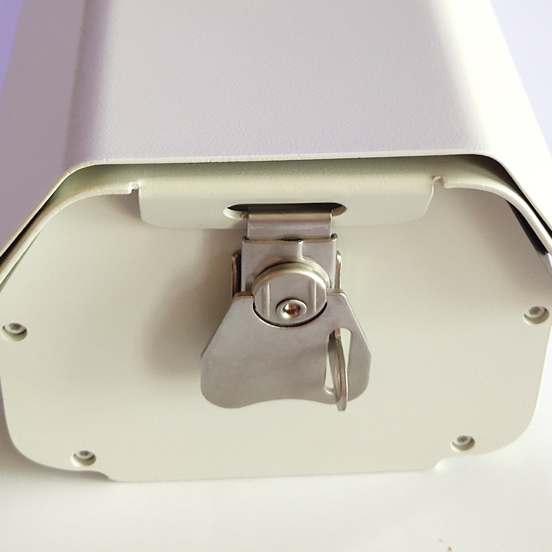 Ārējā monitorēšanas korpuss no alumīnija sakausējuma - kvadrātiska forma; atveres izmērs 77×58,5 mm; kabelim maksimālais diametrs 12 mm; darba temperatūra -25…60 °C.