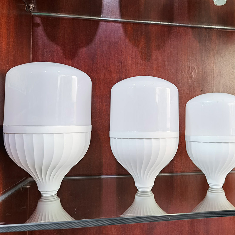 Plastiko dengtas aliuminio T-bubble korpusas LED lempai, PP korpusas, blizgios paviršius, tinka žemai įtampai, aukštam slėgiui ir avarinio įkrovimo naudojimui. Prekė: Zhongshan bilai