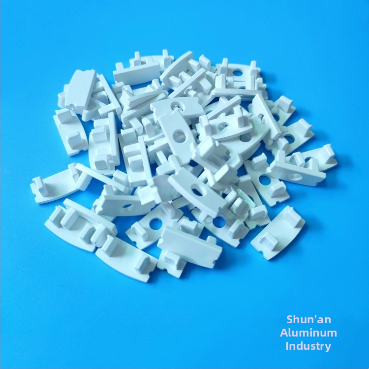 LED apšvietimo priedas su plastmasiniu korpusu, modelis HD590-D, medžiaga PC, paviršiaus apdorojimas: plastinės įpurškimo liejimas, suderinamas su LED šaltiniu