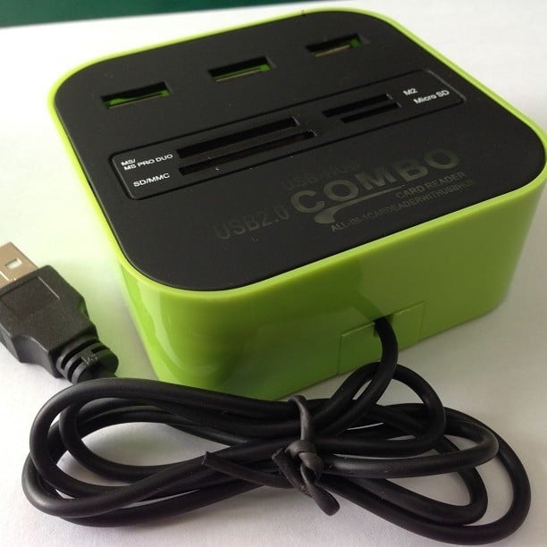 USB 2.0 sve-u-jednom hubu i čitač kartica uz prilagodljiv logotip, napajanje putem USB-a, brzina prijenosa 480 Mbps