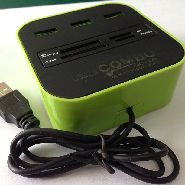USB 2.0 sve-u-jednom hubu i čitač kartica uz prilagodljiv logotip, napajanje putem USB-a, brzina prijenosa 480 Mbps