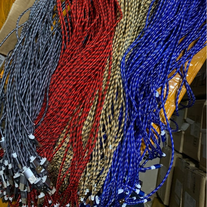 Pletený dátový kábel s rozhraniami Lightning, Micro USB a Type-C, jednohrotý konektor, tkaná konštrukcia, maximálny prúd 2,1 A