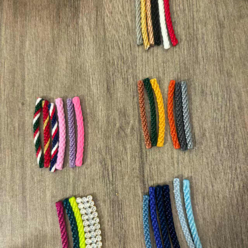 Позлатена медна гривна с телено въже, подкова закопчаване, диамантени акценти, унисекс