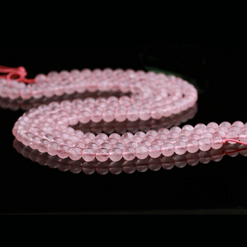 Perle z kryštálu – okrúhle korálky, totemový vzor, brúsenie a leštenie.