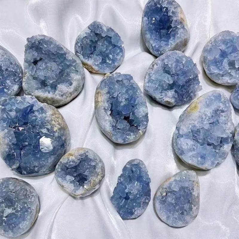 Geodă cu Lapis Lazuli – Cristal în grup, specimen mineral pentru decor casnic și amenajare peisaj (Material: Lapis Lazuli; Ideal ca dar; Potrivit pentru ocazii variate)