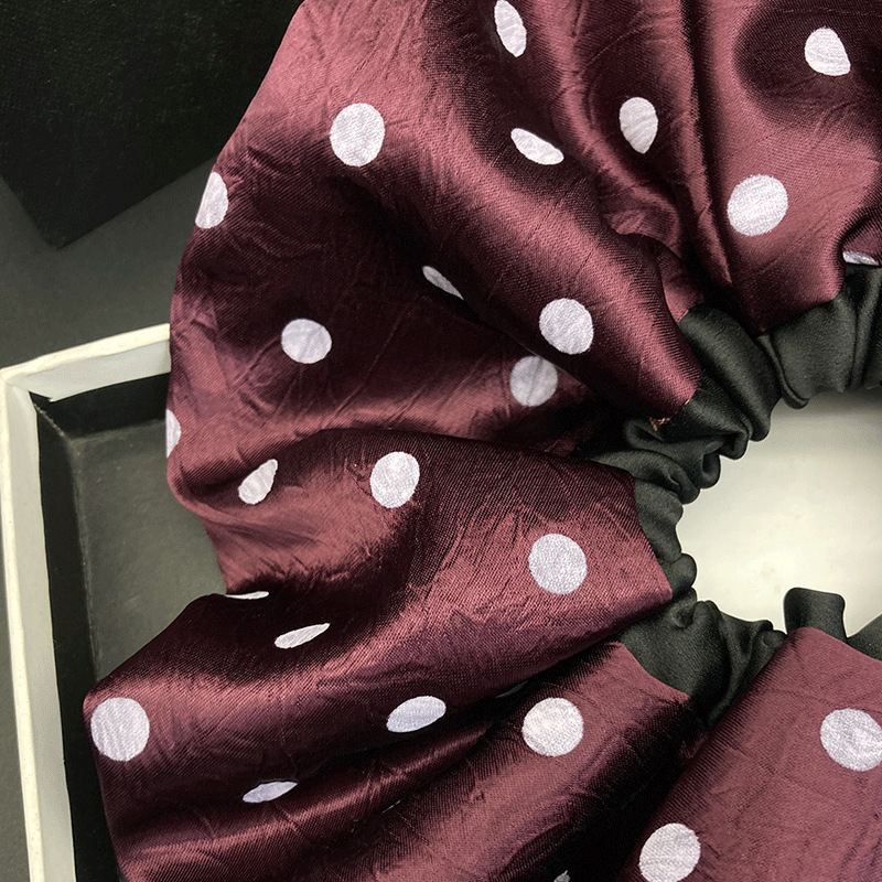 Ластичка за коса - сатенова с полка-дот дизайн, ретро елегантност, еластична ластичка за опашка (Материал: сатен; Обработка: Seiko; Произход: Jinhua; Стил: Оригинален дизайн; Еластичност: Висока)