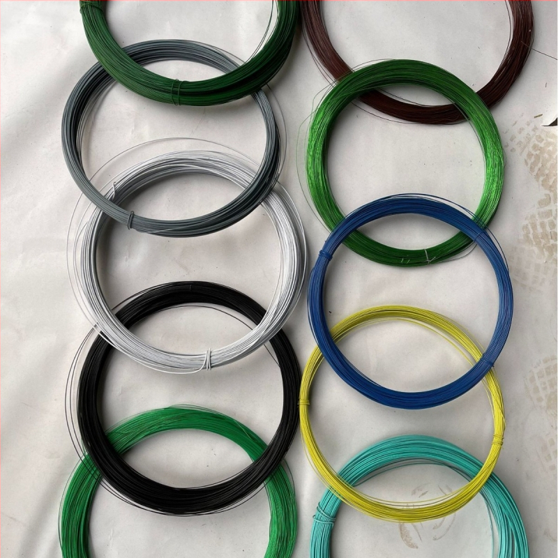 Dārza plastmasas pārklājuma tērauda stiepļu saišanai — zems oglekļa tērauds; vienkāršs vērpums; pa labi vērpts; augsta izturība vilces spēkā; piemērota augu saistīšanai, sietiem un amatniecībai.