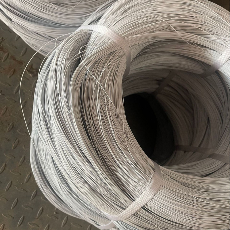 Dārza plastmasas pārklājuma tērauda stiepļu saišanai — zems oglekļa tērauds; vienkāršs vērpums; pa labi vērpts; augsta izturība vilces spēkā; piemērota augu saistīšanai, sietiem un amatniecībai.