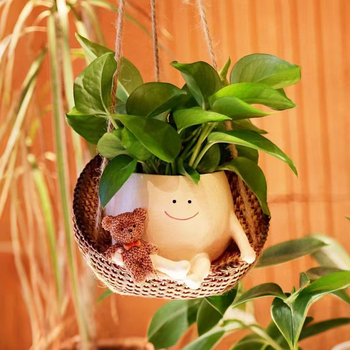 Spremnik za sukulente od smole, s nasmiješenim medvjedom na ljuljački – vrtna dekoracija; ovlaštena privatna marka