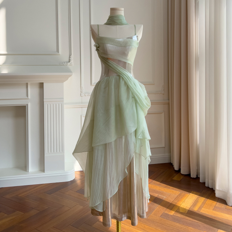 Rochie în stil franțuzesc, fără mâneci, talie înaltă, lungă, tiv asimetric, guler band, fermoar, din poliester cu nailon
