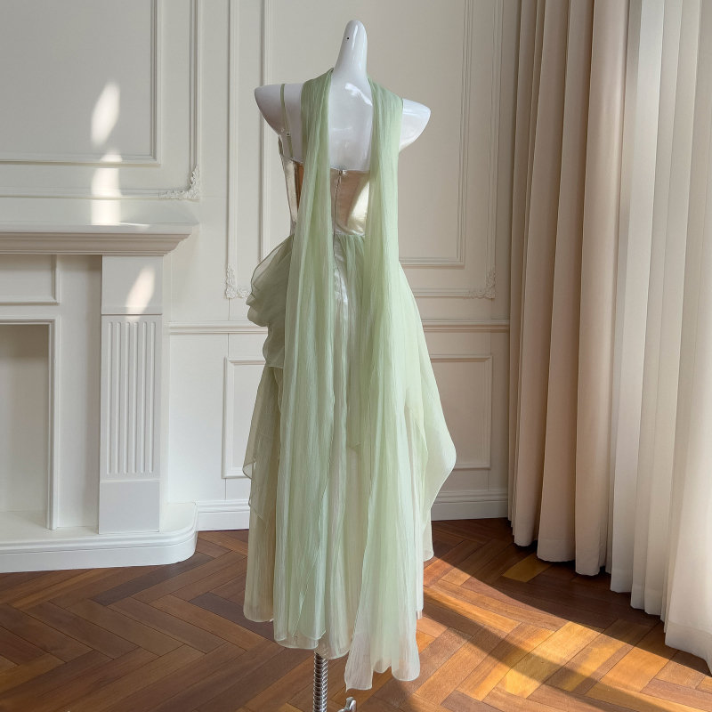 Rochie în stil franțuzesc, fără mâneci, talie înaltă, lungă, tiv asimetric, guler band, fermoar, din poliester cu nailon