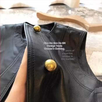 Женски безръкав жилет от PU кожа, свободен силует, кръгло деколте, закопчаване с един ред катарами