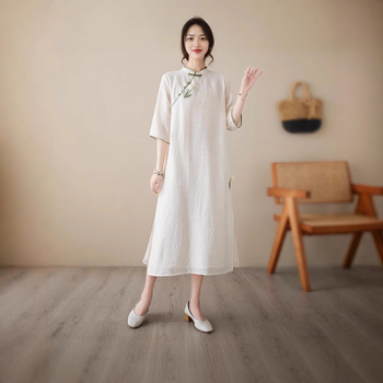 Чипао рокля с лалева триизмерна бродерия, диагонално закопчаване и копчета; полиестерна тъкан с ацетатни влакна над 95% в основната материя, лято 2025