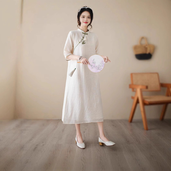 Чипао рокля с лалева триизмерна бродерия, диагонално закопчаване и копчета; полиестерна тъкан с ацетатни влакна над 95% в основната материя, лято 2025