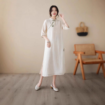 Чипао рокля с лалева триизмерна бродерия, диагонално закопчаване и копчета; полиестерна тъкан с ацетатни влакна над 95% в основната материя, лято 2025