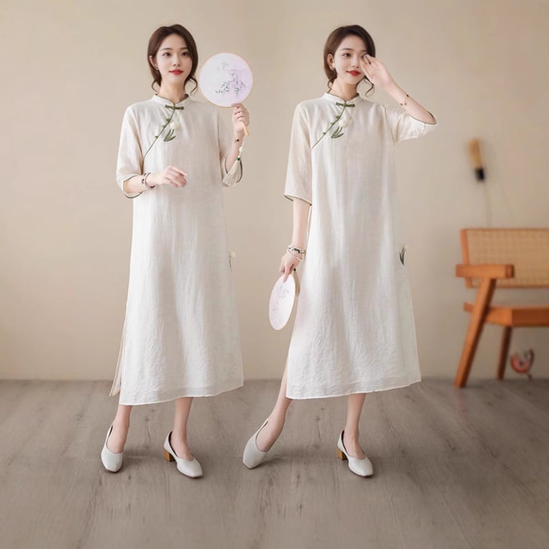 Чипао рокля с лалева триизмерна бродерия, диагонално закопчаване и копчета; полиестерна тъкан с ацетатни влакна над 95% в основната материя, лято 2025