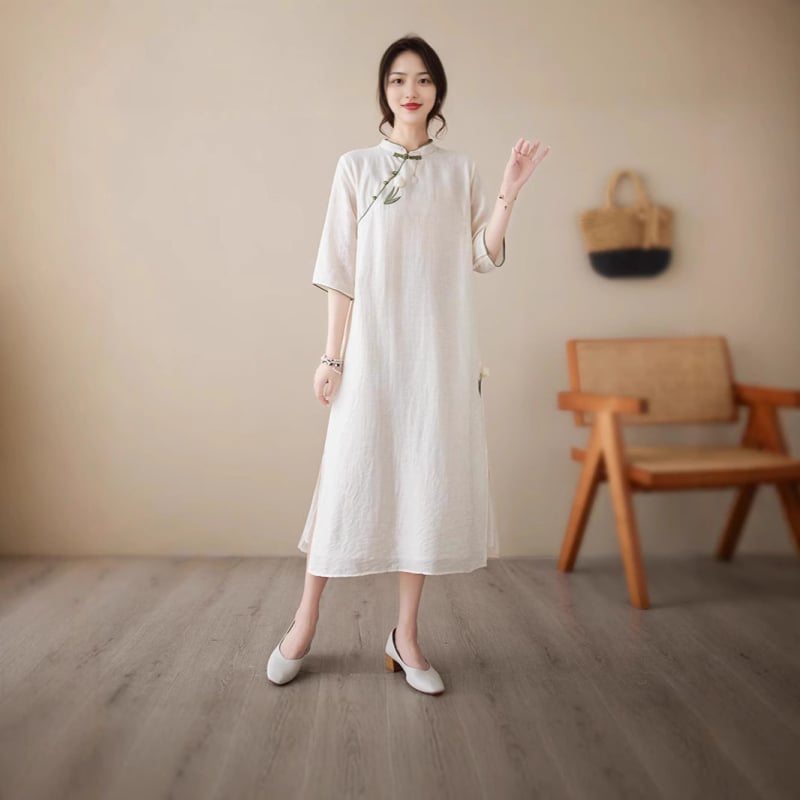 Чипао рокля с лалева триизмерна бродерия, диагонално закопчаване и копчета; полиестерна тъкан с ацетатни влакна над 95% в основната материя, лято 2025