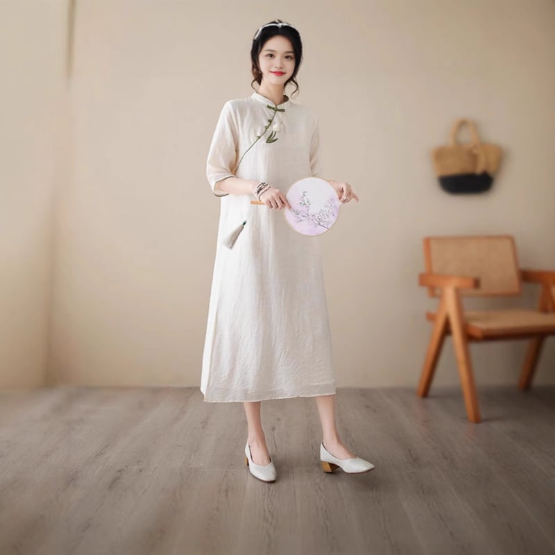 Чипао рокля с лалева триизмерна бродерия, диагонално закопчаване и копчета; полиестерна тъкан с ацетатни влакна над 95% в основната материя, лято 2025