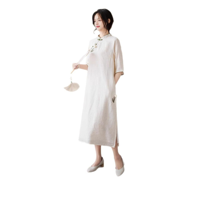 Чипао рокля с лалева триизмерна бродерия, диагонално закопчаване и копчета; полиестерна тъкан с ацетатни влакна над 95% в основната материя, лято 2025