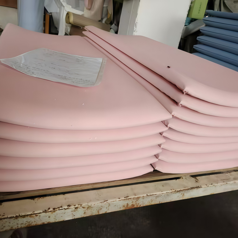 Falasvédő puha ütésvédő sportlétesítményekhez: alkalmas kosár- és badmintonpályákra, edzőteremre, boksz-terembe és korai nevelési központra; öntapadós, modern minimalist stílus, egyszínű felület, feldolgozás és testreszabás