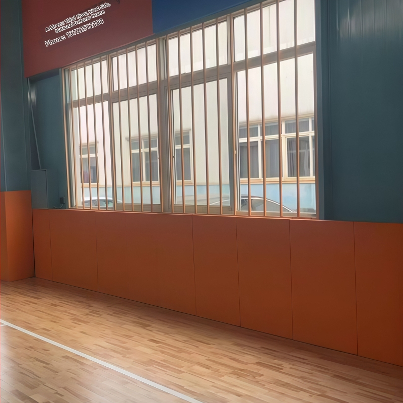 Falasvédő puha ütésvédő sportlétesítményekhez: alkalmas kosár- és badmintonpályákra, edzőteremre, boksz-terembe és korai nevelési központra; öntapadós, modern minimalist stílus, egyszínű felület, feldolgozás és testreszabás