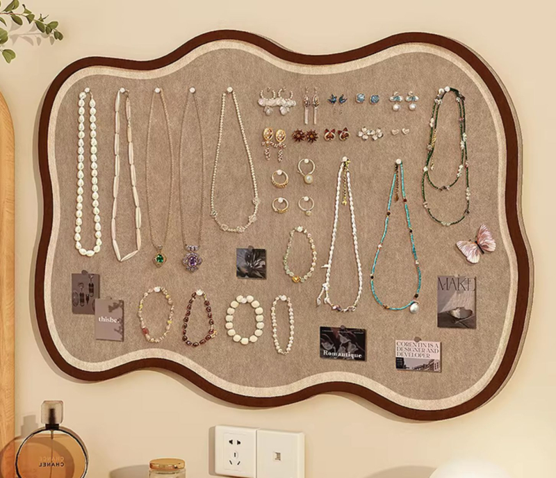 Šperkovnica stojan, tri poschodia, nordický štýl, PET konštrukcia s plášťom z filcu, laserové spracovanie