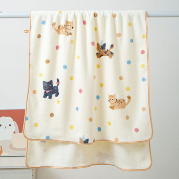 Felnőtt fürdőszett – fürdőszoknya és zuhanysapka, korall fleece, törölközők macska mintás pöttyökkel, 450 g felett, ajándékdoboz