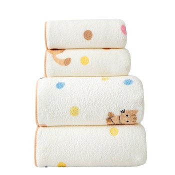 Felnőtt fürdőszett – fürdőszoknya és zuhanysapka, korall fleece, törölközők macska mintás pöttyökkel, 450 g felett, ajándékdoboz