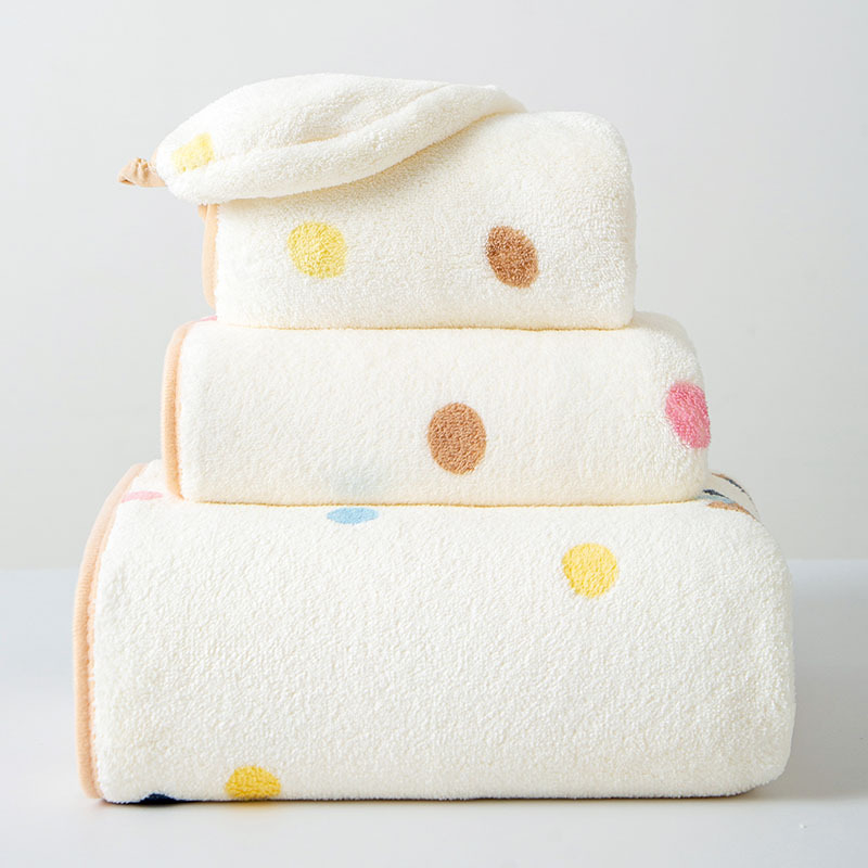 Felnőtt fürdőszett – fürdőszoknya és zuhanysapka, korall fleece, törölközők macska mintás pöttyökkel, 450 g felett, ajándékdoboz