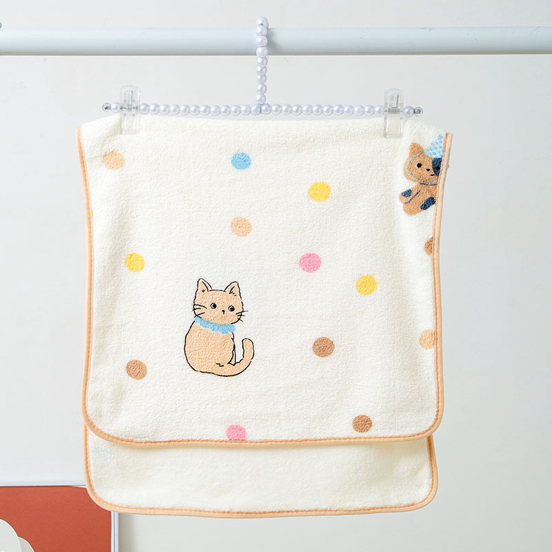 Felnőtt fürdőszett – fürdőszoknya és zuhanysapka, korall fleece, törölközők macska mintás pöttyökkel, 450 g felett, ajándékdoboz